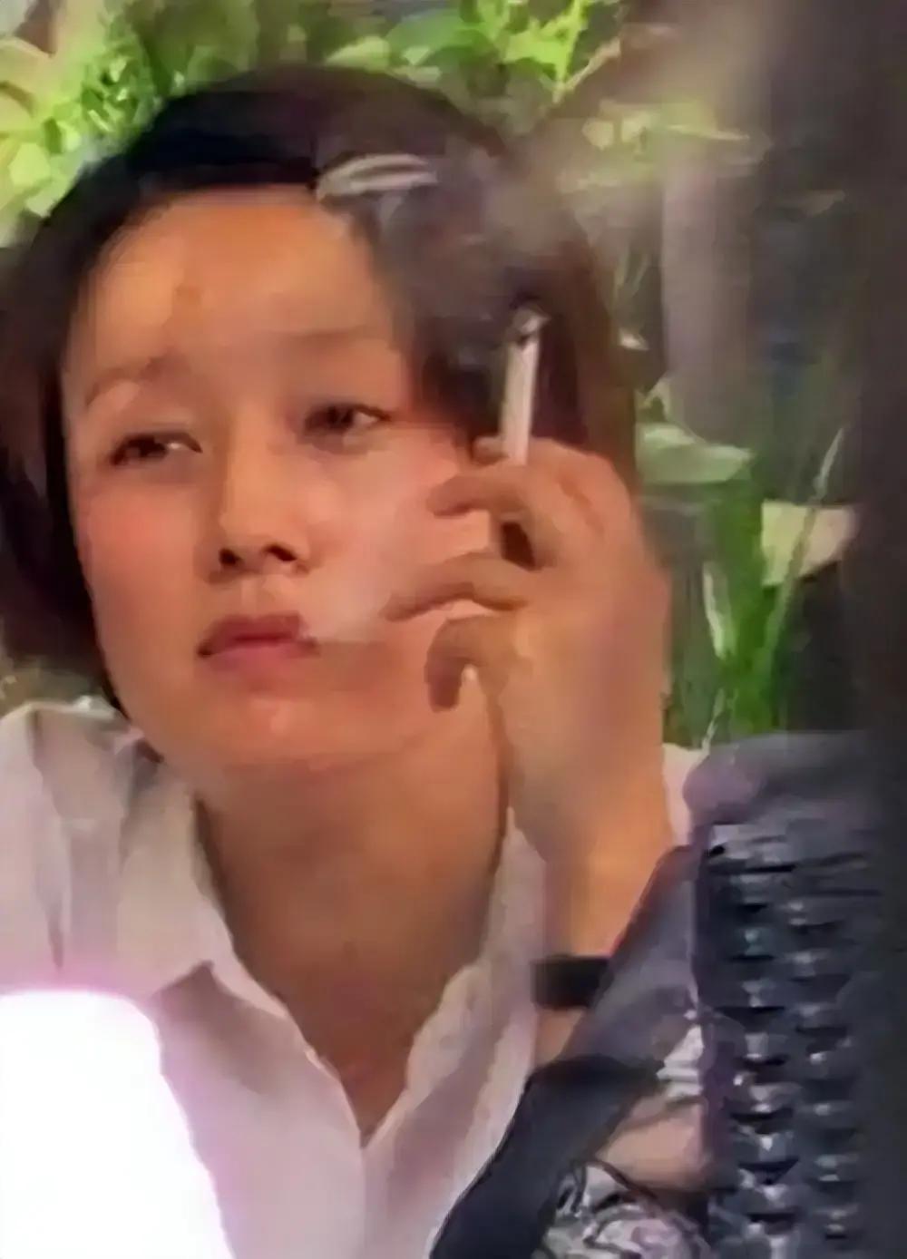 女明星吸烟斗_女明星抽烟原因_刘亦菲抽烟真实状态