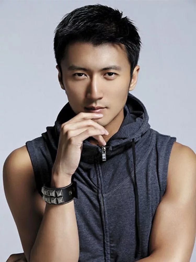 谢霆锋：父母早年离异，他也离婚了，对两个儿子有愧疚