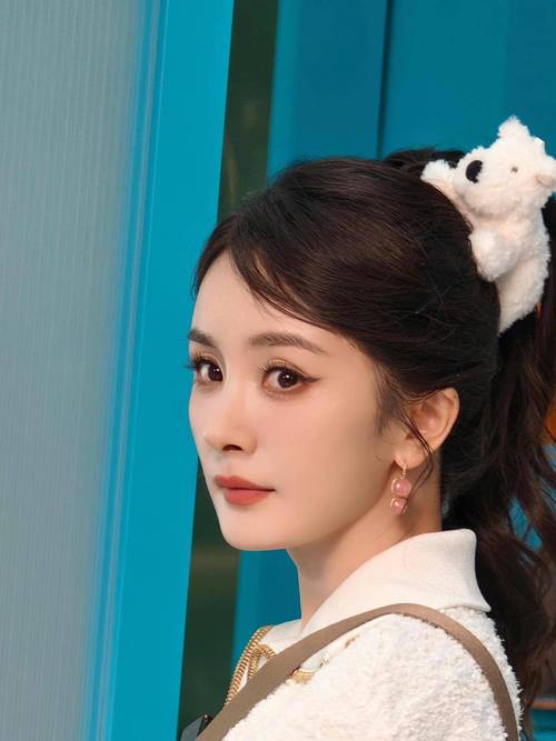 杨幂高马尾旧照刷屏 普通人这样扎更显气质